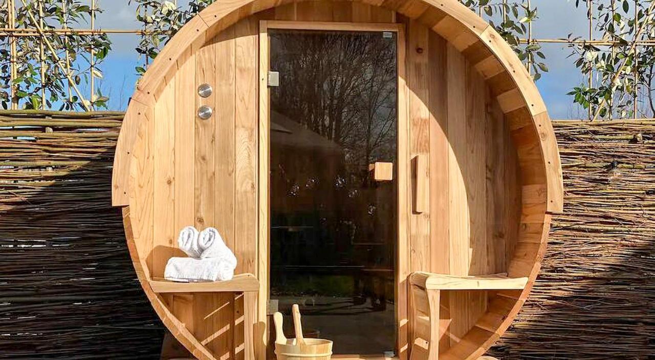 Bed & Wellness Klein Knorrestein: Romantic Tiny Houses with Private Wellness Almere Exterior photo